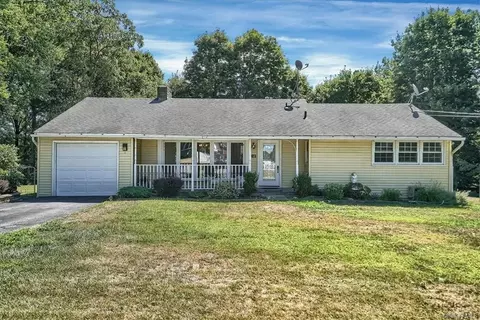 12 Skyview Dr, Poughkeepsie, NY 12603