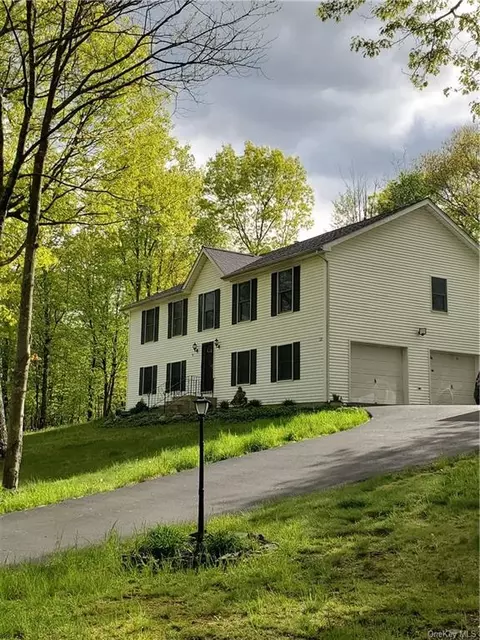13 Colletta Ln, Marlboro, NY 12542