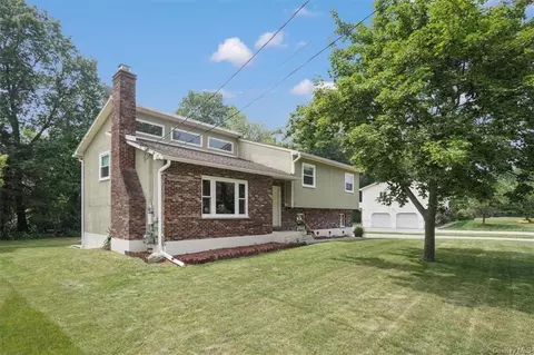 7 Farmstead Rd, New Windsor, NY 12553