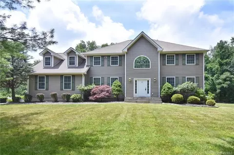 35 Strawberry Fields Ln, Mahopac, NY 10541