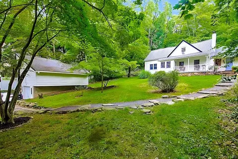 383 S Mountain Rd, Clarkstown, NY 10956