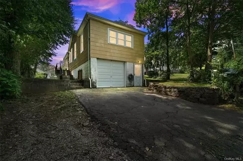 3 Sunnyside Pl, Putnam Valley, NY 10537