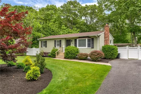 46 Sunny Line Dr, Calverton, NY 11933