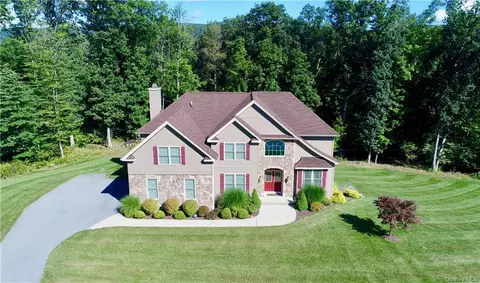 12 Montesi Dr, Woodbury Town, NY 10930