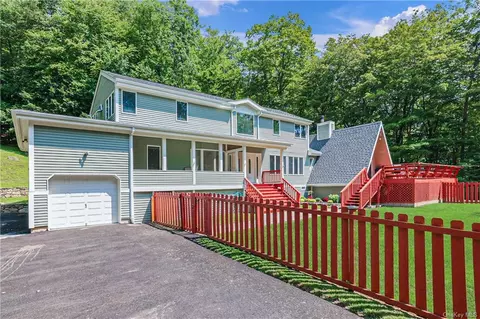 3 Tyler Ct, Putnam Valley, NY 10579