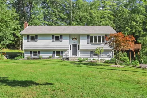 669 Viewland Dr, Yorktown, NY 10598