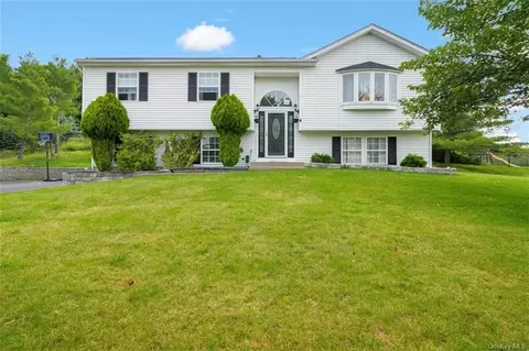 4 Stanford Dr, Woodbury Town, NY 10930