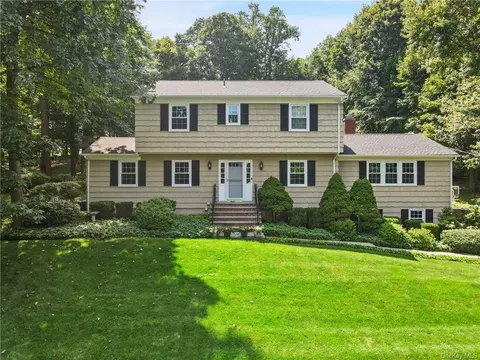 22 Suzanne Ln, Mount Pleasant, NY 10570