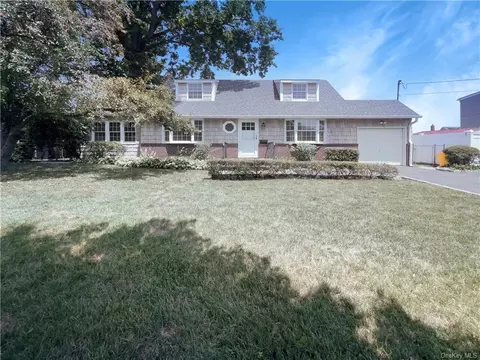 51 Walnut St, Farmingdale, NY 11735