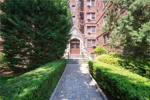 209 Garth Rd #2P, Scarsdale, NY 10583