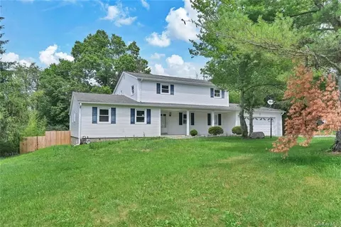 5 Roanoke Dr, Monroe, NY 10950