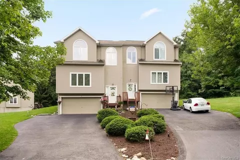 5 Ledge View Ct, Woodbury Town, NY 10930