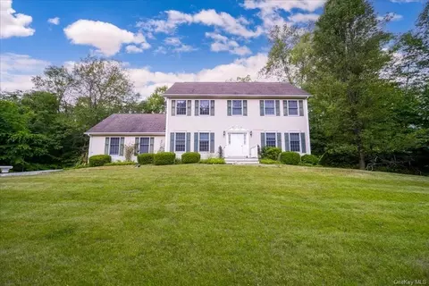 27 Kyle Ct, Hyde Park, NY 12538