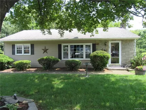 78 Hudson Dr, New Windsor, NY 12553