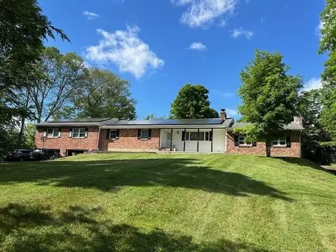 17 Calvert Dr, Washingtonville, NY 10992