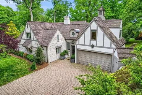 6 Cricklewood Ln, Harrison, NY 10528