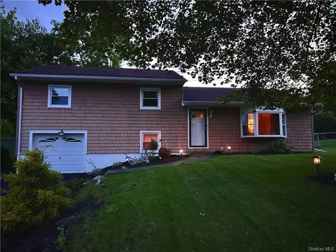 37 Harth Dr, New Windsor, NY 12553