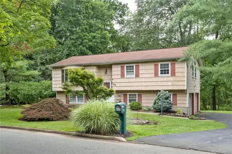 22 Scher Dr, Clarkstown, NY 10956