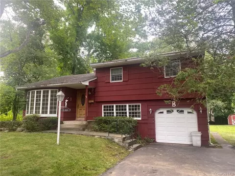 32 Woodside Dr, Clarkstown, NY 10956