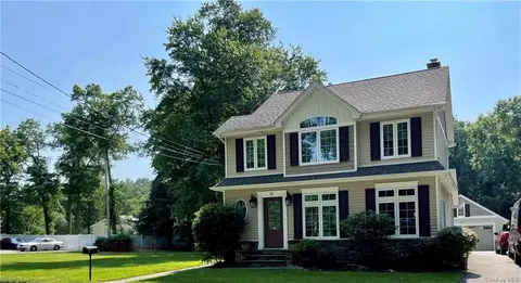 30 Strawtown Rd, Clarkstown, NY 10956