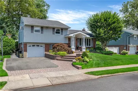 10 Knoll Ln, Jericho, NY 11753
