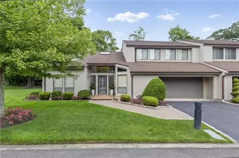 2 Southwood Ct, Bay Shore, NY 11706