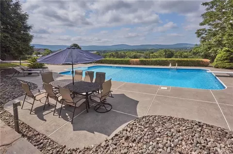 18 High Meadow Dr, Warwick, NY 10990