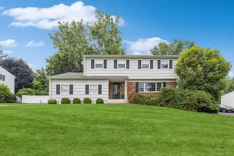 10 Crabapple Ln, Clarkstown, NY 10954