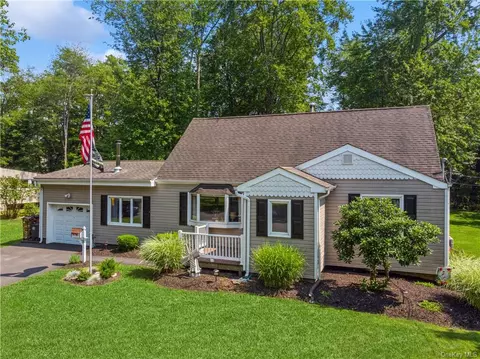 28 Windmill Ln, Clarkstown, NY 10956