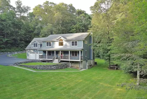 11 Spruce Mountain Dr, Putnam Valley, NY 10579