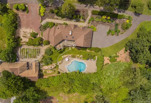 2 Nasuti Dr, Stony Point, NY 10980