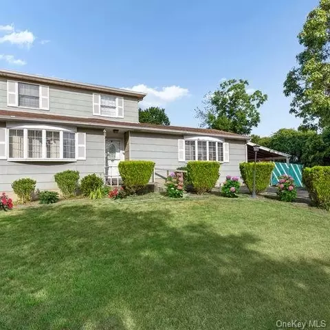 9 Chapman Pl, Bay Shore, NY 11706