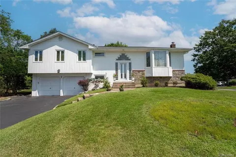 2 Chemung Pl, Jericho, NY 11753