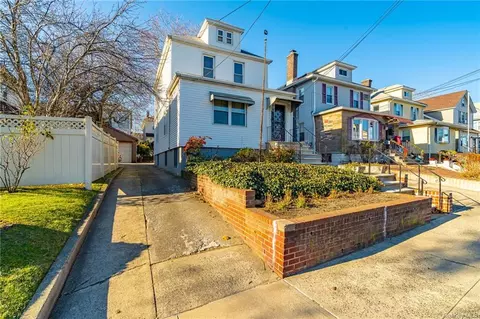 1819 Willow Ln, Bronx, NY 10461