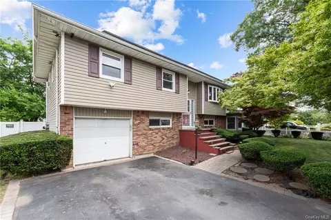 111 Centerwood St, West Babylon, NY 11704