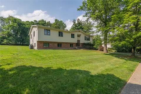 5 Valencia Dr, Ramapo, NY 10952