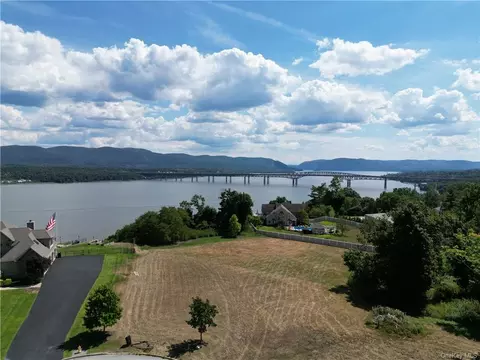 2 Chelsea View Ter, Newburgh, NY 12550