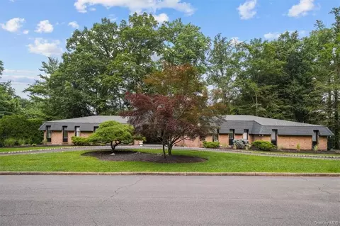 11 Lisa Ln, Clarkstown, NY 10956