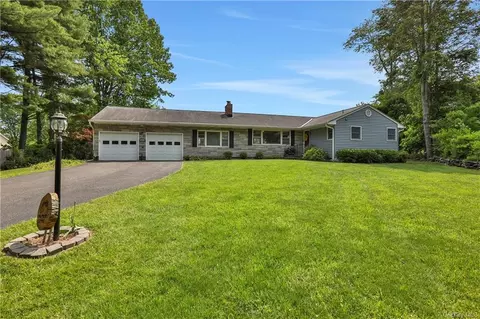 1 Sycamore Dr, Saugerties, NY 12477