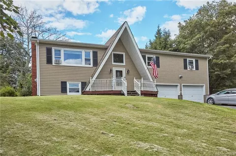 8 Cynthia Ct, Florida, NY 10921