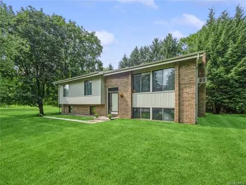 26 Bobolink Ln, Salt Point, NY 12578