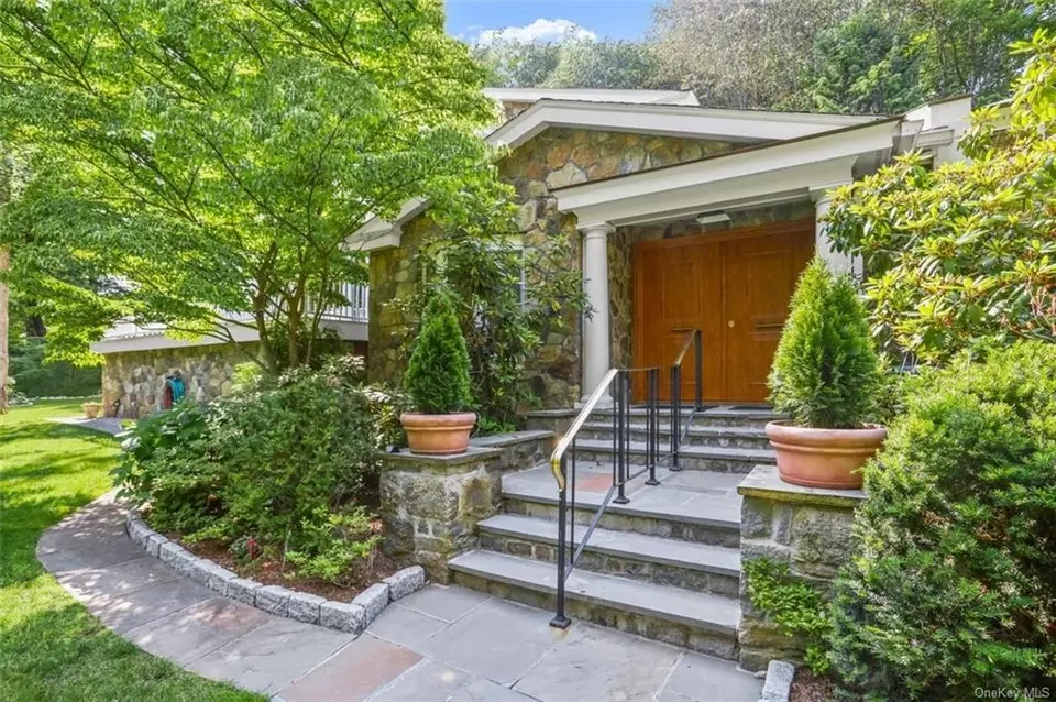 24 Nutmeg Dr, Greenwich, CT 06831 35 Photos Movoto