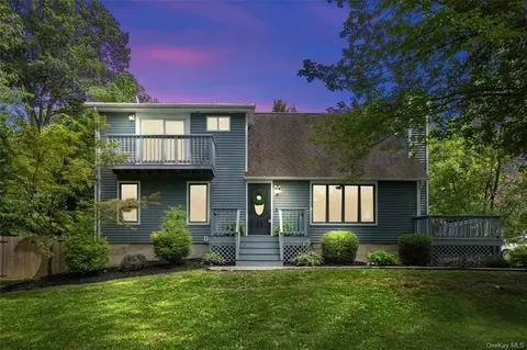 26 Barclay Rd, New Windsor, NY 12553