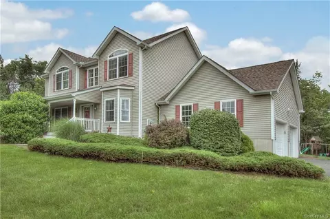 25 Van Wyck Ct, Shawangunk, NY 12589