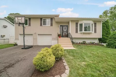 19 Ted Miller Dr, Maybrook, NY 12543