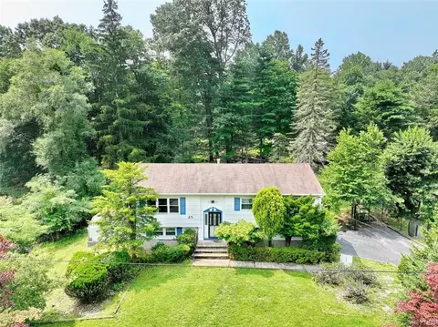 25 Twin Lakes Dr, Ramapo, NY 10952