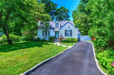 9 Woods End Ln, Greenburgh, NY 10530