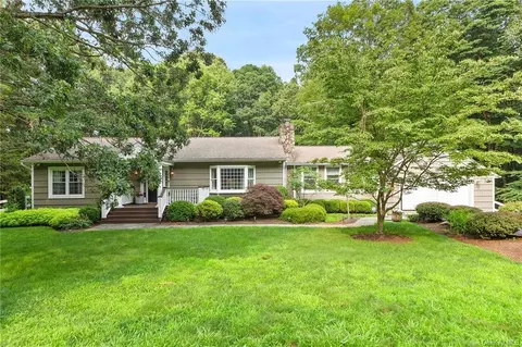 8 Cradle Rock E Rd, Pound Ridge, NY 10576