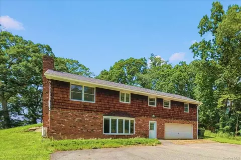 122 Hemlock Ter, Carmel, NY 10512