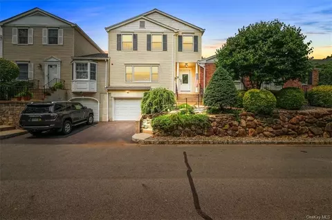 20 Washington Cir, Clarkstown, NY 10956